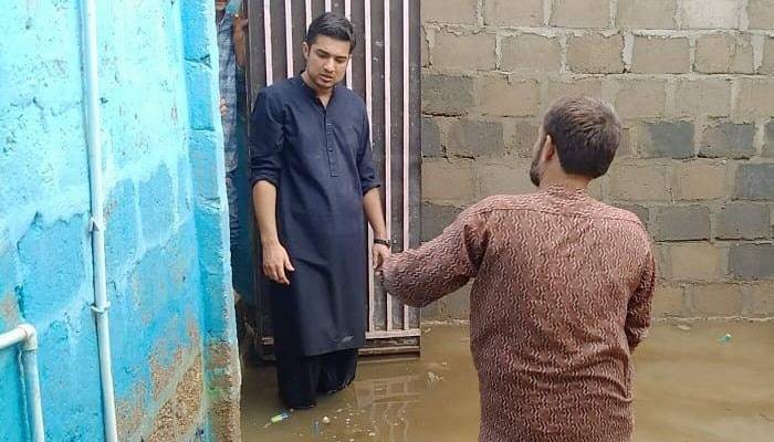 Syed Iqrar ul Hassan visiting flood victims